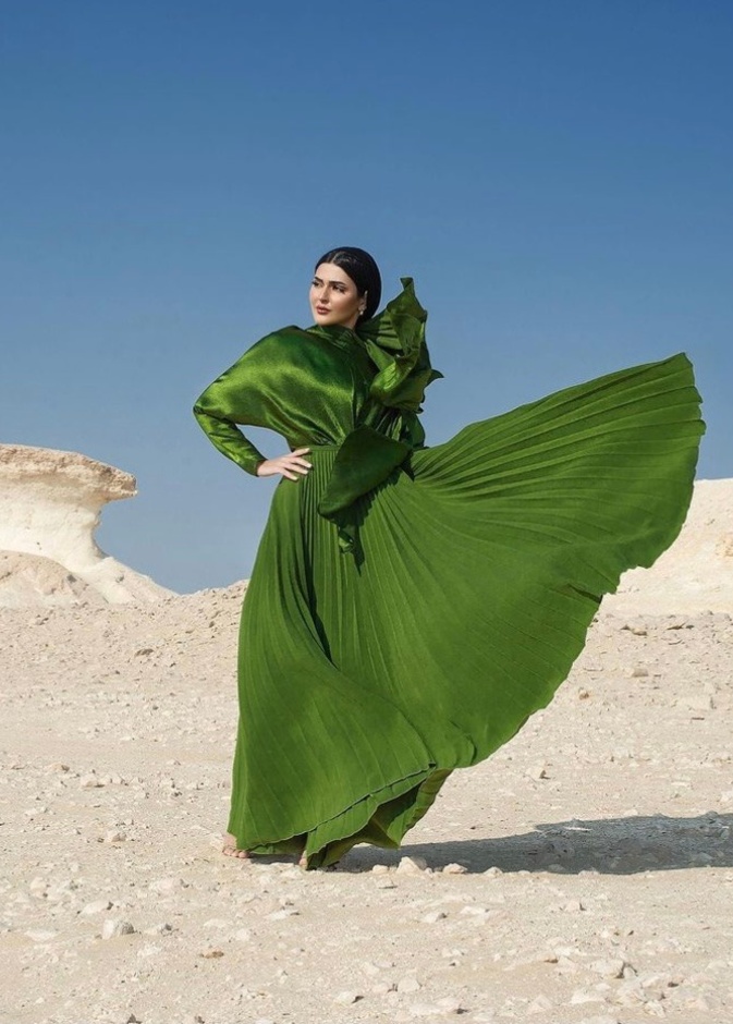 خطفت حنين الصيفي الأنظار بفستان طويل من مجموعة Solace London تميّز بقماشه اللامع والتنورة البليسه