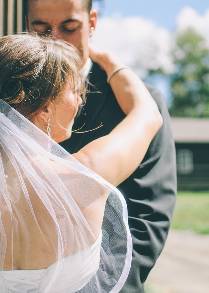 خلاف بين عروسين بسبب غيرة العروس من زميلة عريسها