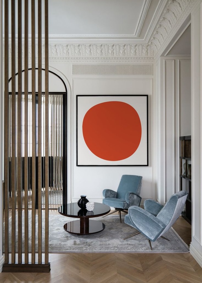 سجادة باللون الأزرق تنسجم مع تصاميم الكراسي