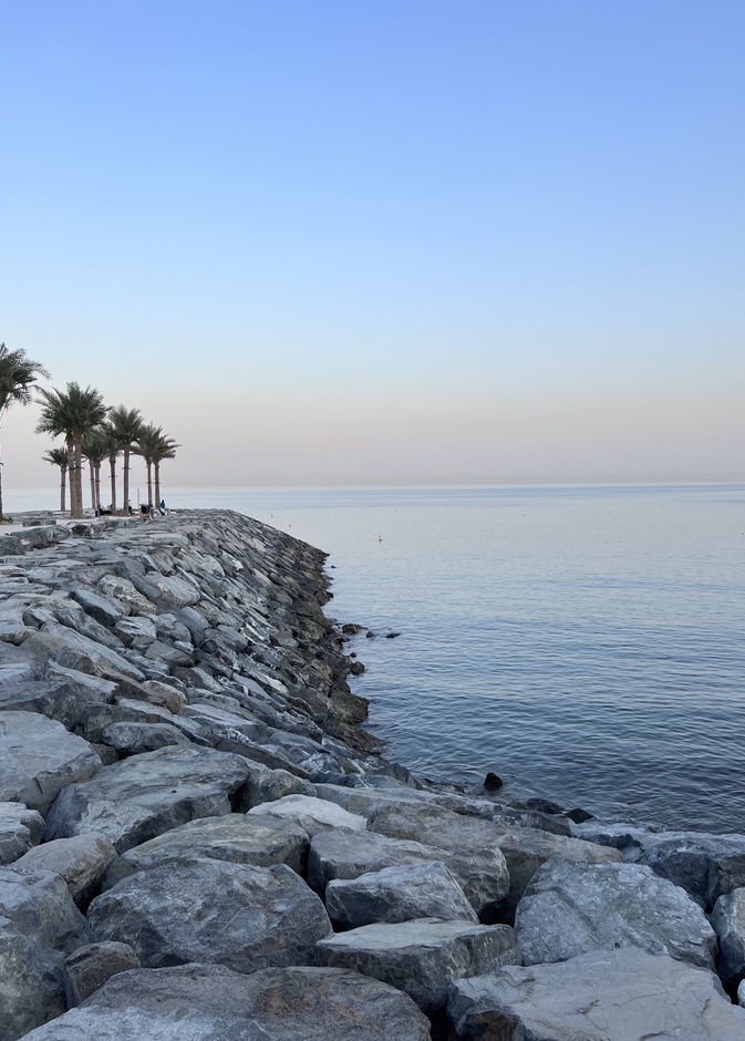 شواطئ ساحرة في العقة - المصدر AdelShakeri.