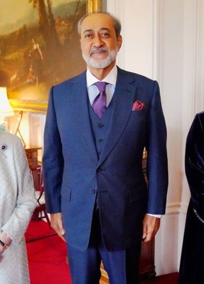 صور الملكة إليزابيث بإطلالة كلاسيكية والسيدة عهد بنت عبد الله تتألق بالمخمل