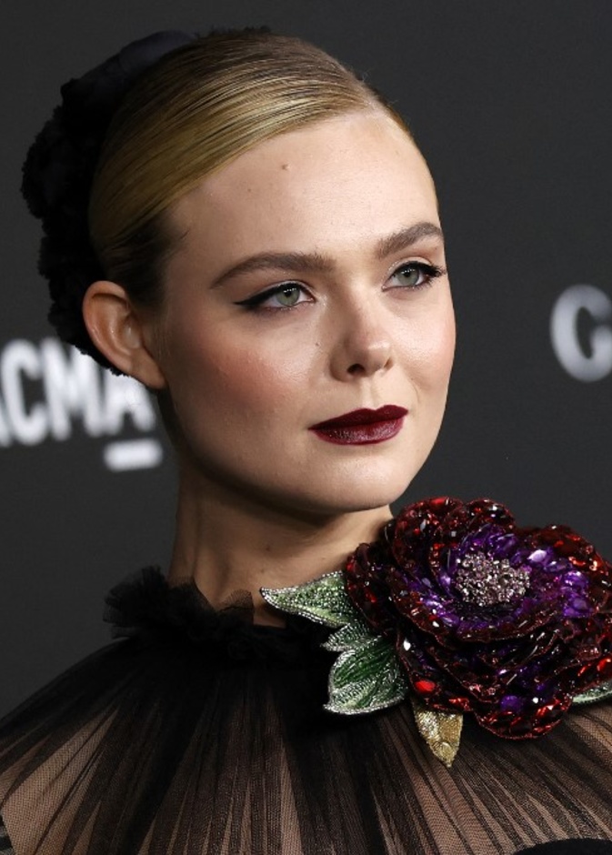 صيحات جمالية جعلت إطلالات Elle Fanning عام 2021 أكثر جمالاً