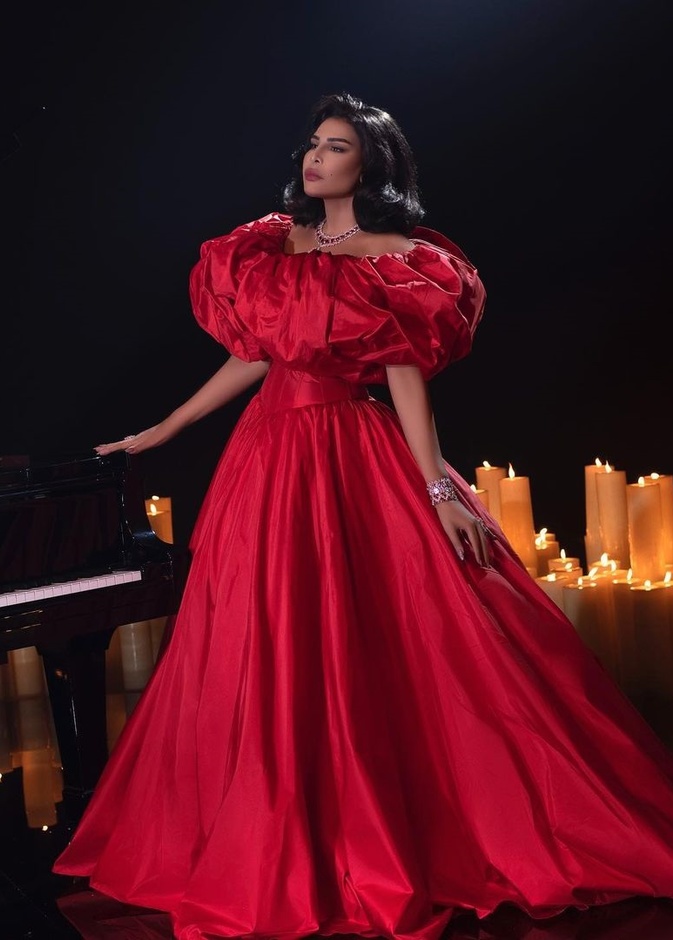 فساتين خطوبة باللون الاحمر انستقرام@ahlamalshamsi