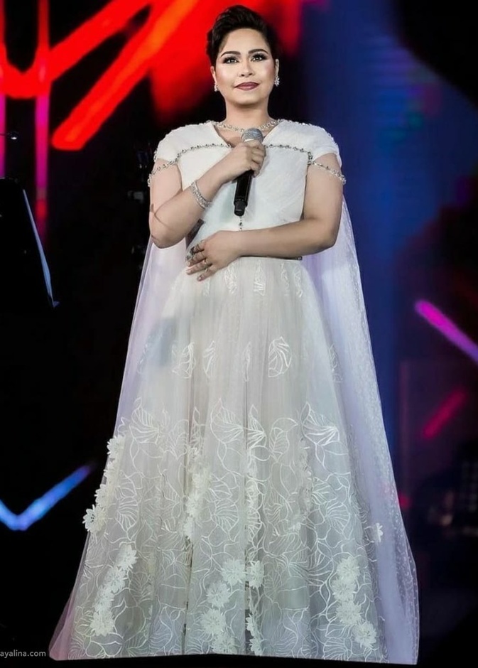 فساتين خطوبة ملفتة بالابيض @sherine