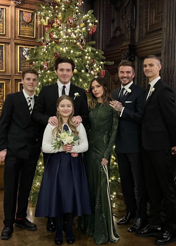 فيكتوريا بيكهام بدت رائعة الجمال بفستان طويل من الجيرسيه  باللون الأخضر من تصميمها