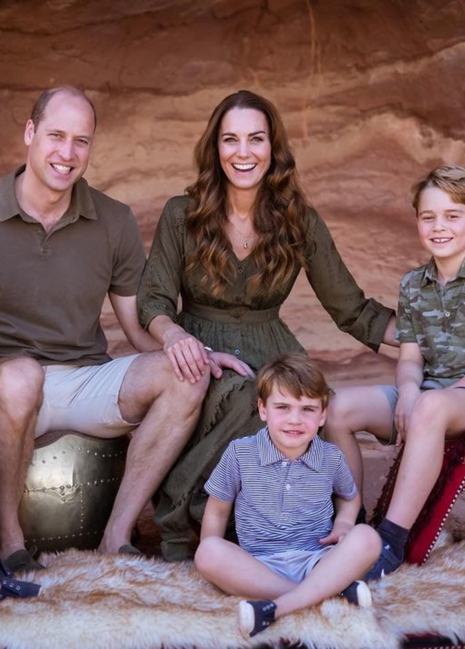 كيت ميدلتون تعتمد إطلالة متناسقة مع أولادها في أحدث صورة عائلية