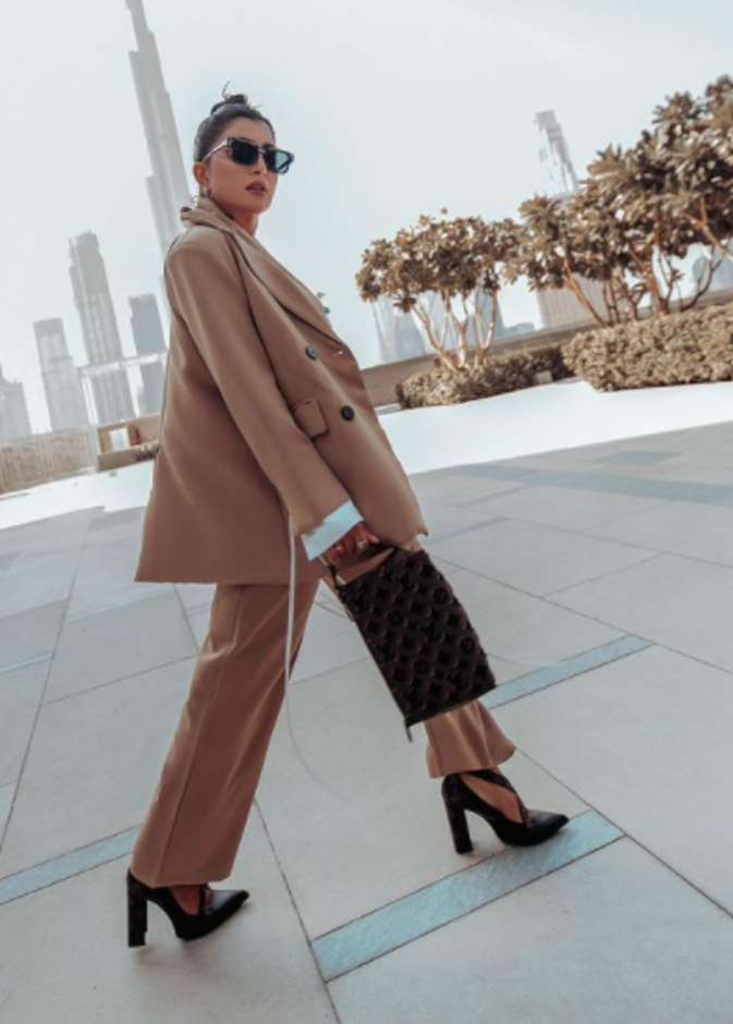 اطلالات أنيقة ومحتشمة للصبايا مستوحاة من بثينة الرئيسي