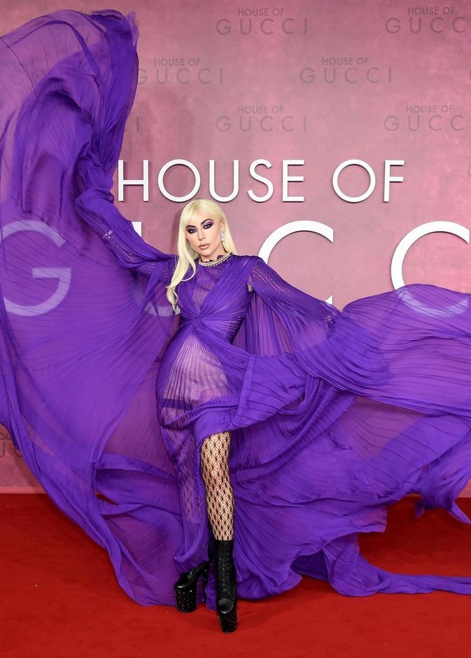 ليدي غاغا بدت ساحرة بفستان باللون البنفسجي من تصميم Gucci