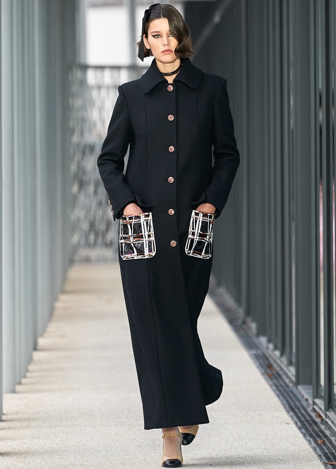 مجموعة شانيل Métiers d’art لعام 2021/2022 إحتفال بالحرفيين بتصاميم غنية بالتفاصيل 