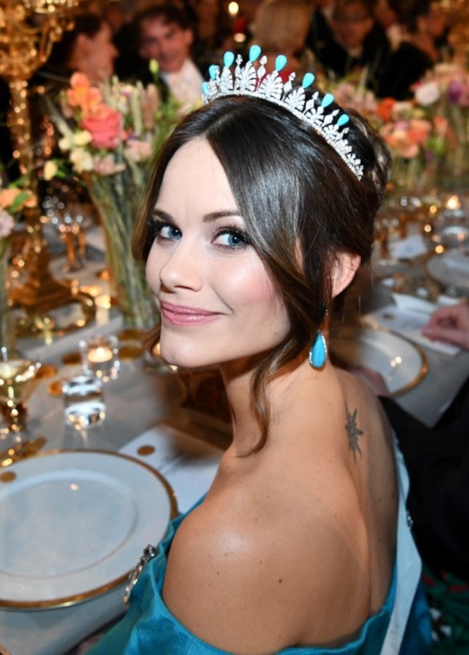 مجوهرات ملكية مرصعة بحجر الفيروز