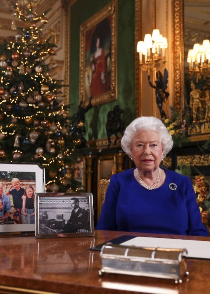 الملكة إليزابيث الثانية ملكة في بريطانيا في احتفالات نهاية العام