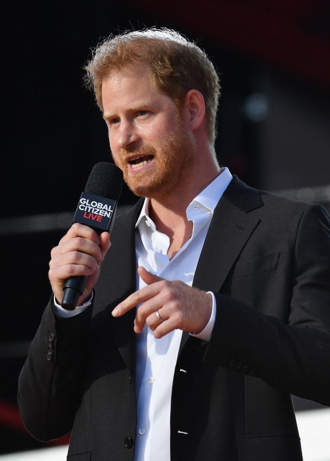 الأمير هاري يسير على خطى والداته ويدعم مرضى الإيدز