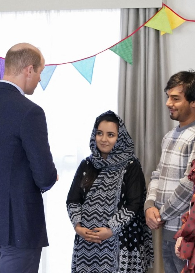 الأمير ويليام دوق كامبريدج يستمع إلى عائلة أفغانية لاجئة