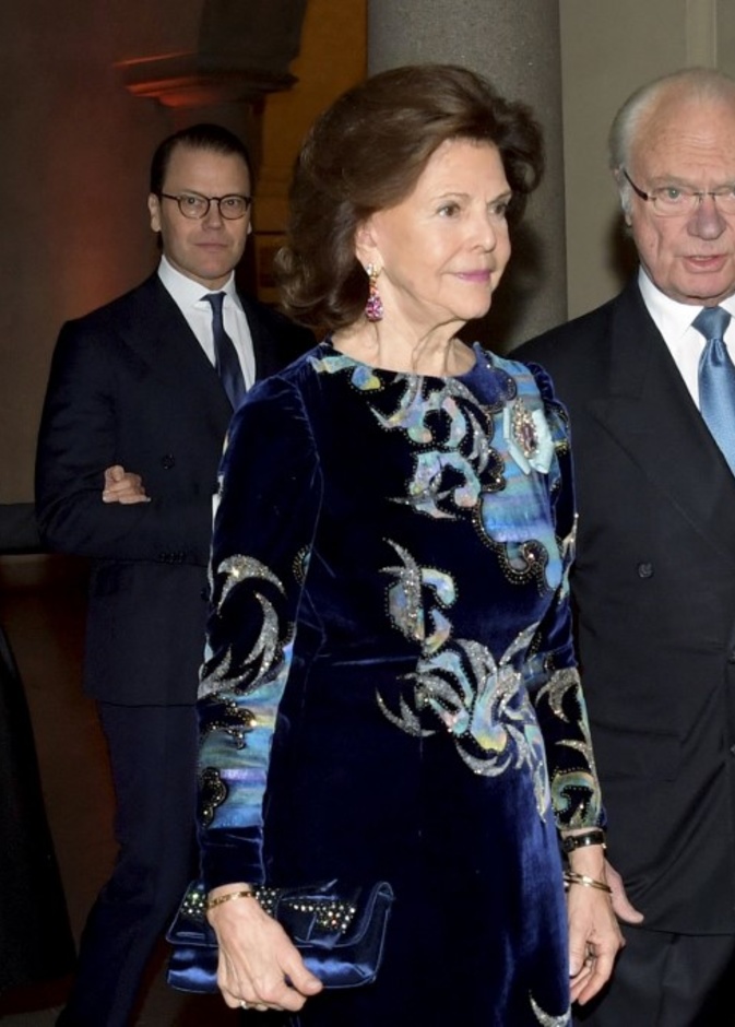 الملكة سيلفيا تتألق بأقراط ذو أحجار ملونة