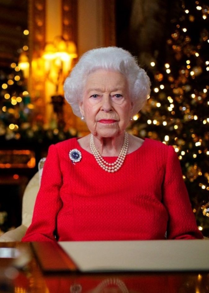 الملكة إليزابيث الثانية ترتدي بروش زهرة الأقحوان