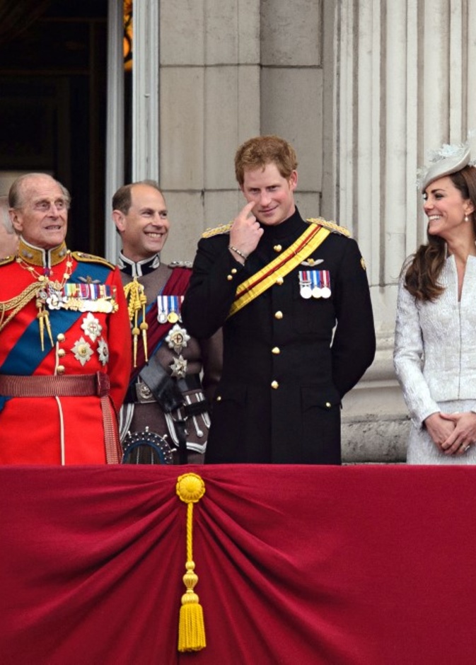 العائلة المالكة البريطانية في قصر باكنغهام