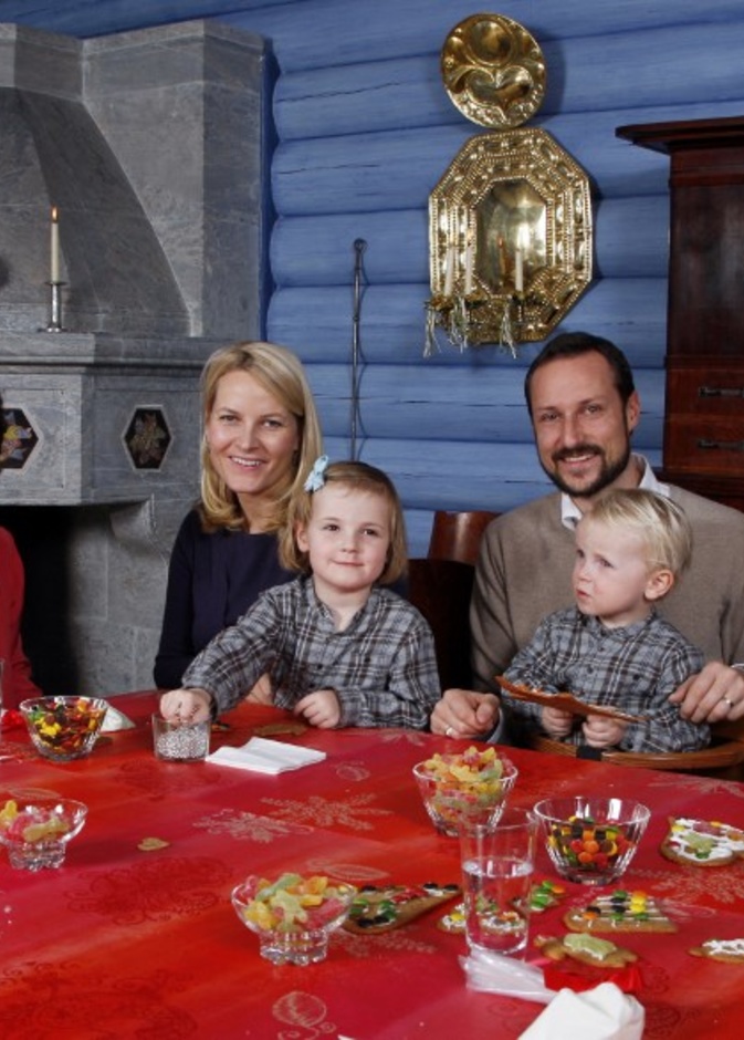 العائلة المالكة النرويجية تقضي عطلة نهاية العام في منزل Kongsseteren الخشبي