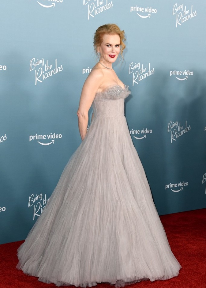 إطلالة نيكول كيدمان تلفت الانظار بفستانها الجريء والفاخر