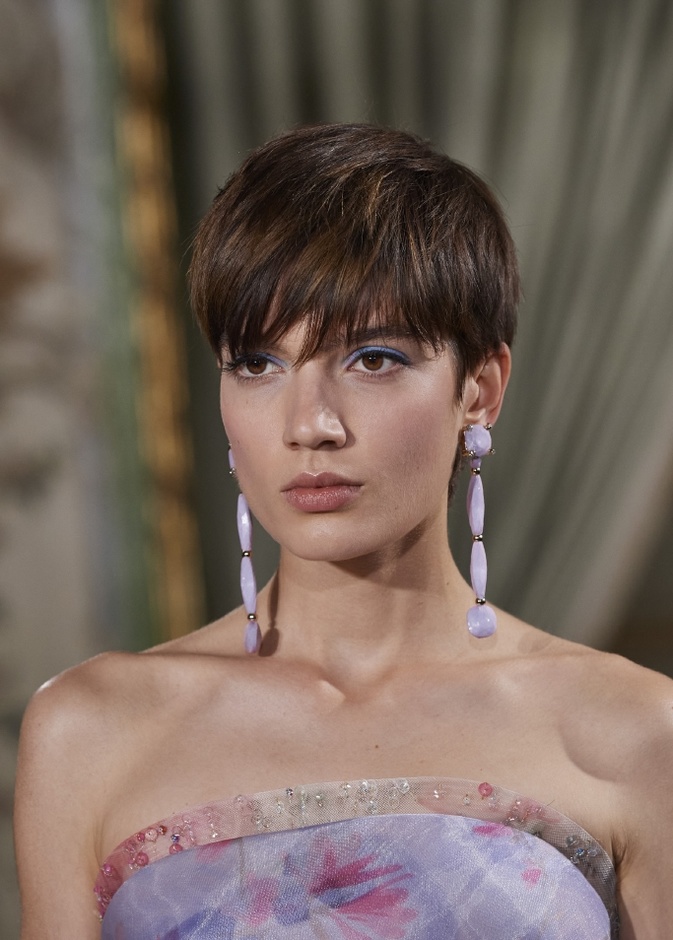 تسريحات انيقة للشعر القصير والذكوري مع الغرة الامامية من دار Armani Privè