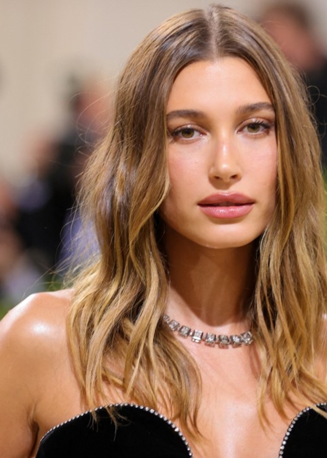 أبرز الصيحات الجمالية التي اختارتها هايلي بيبر في عام 2021