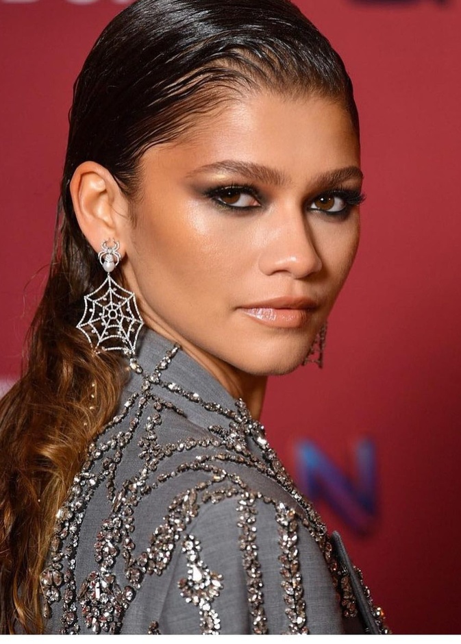 اطلالة زيندايا الجمالية بالشعر المبلل