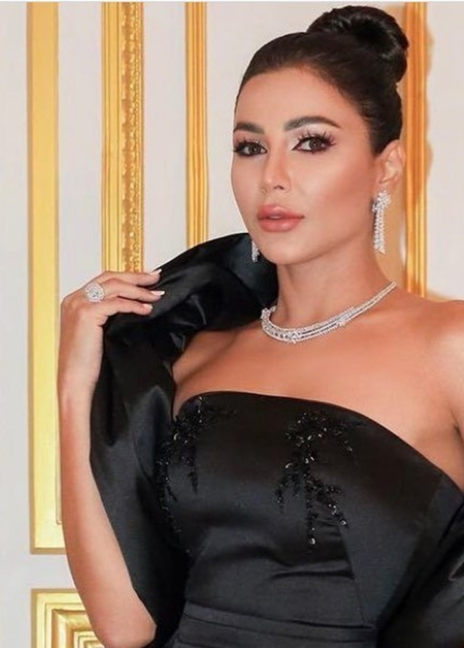 الكعكة العالية على طريقة مهيرة عبد العزيز - الصورة من حساب الصالون laurancebeautysalon على انستغرام