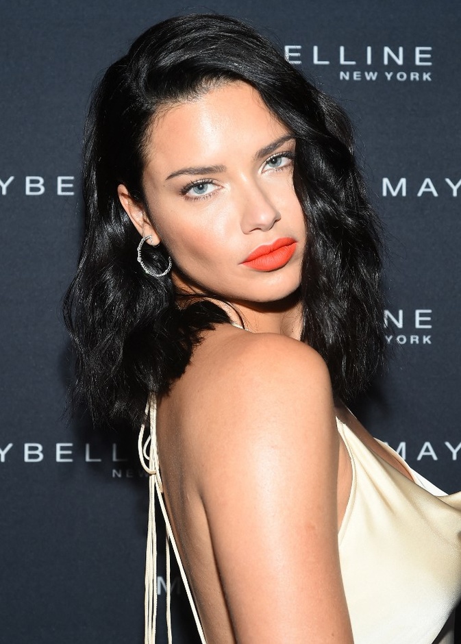 الوان احمر شفاه قوي ومرجاني من وحي أدريانا ليما