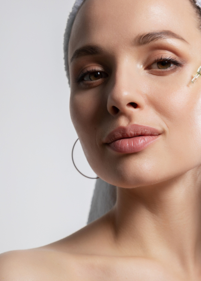 تطبيق السيروم في الليل يساعد على جعل بشرتك نضرة في النهار