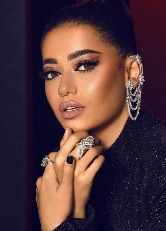 رسمات آيلاينر جريئة وعصرية لسهرات رأس السنة 2022 بأسلوب النجمات العربيات