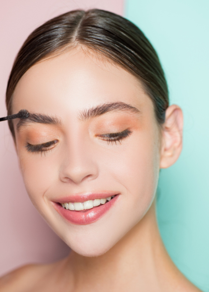 كيفية تكثيف الحواجب بزيت الخروع وما هي نتائجه