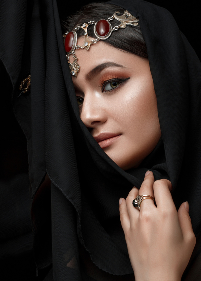 كيفية تطبيق مكياج العيون على طريقة السعوديات بالخطوات