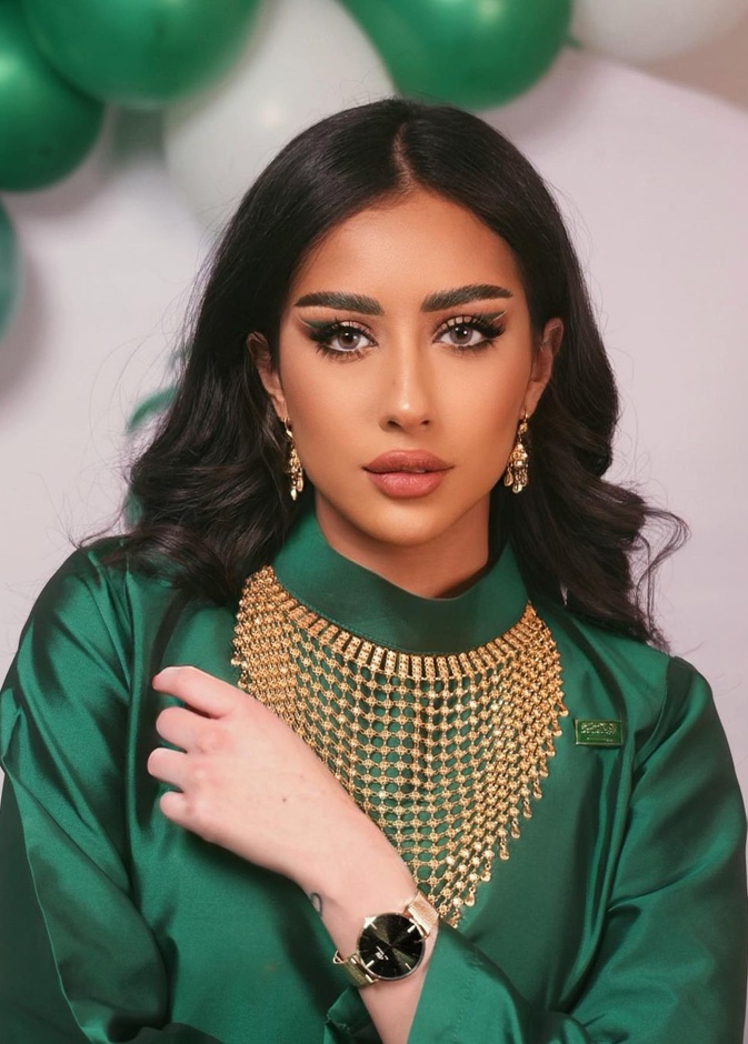 مكياج جريء باللون الأخضر لفرح الهادي -  صورة من حسابها على إنستاغرام