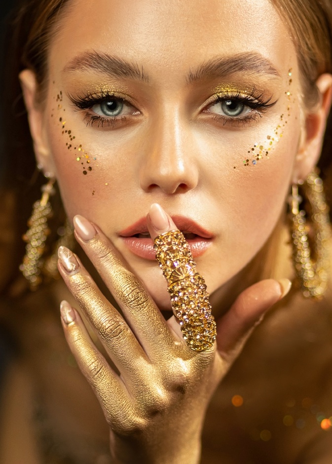 مكياج سموكي ذهبي لسهرة رأس السنة 2022