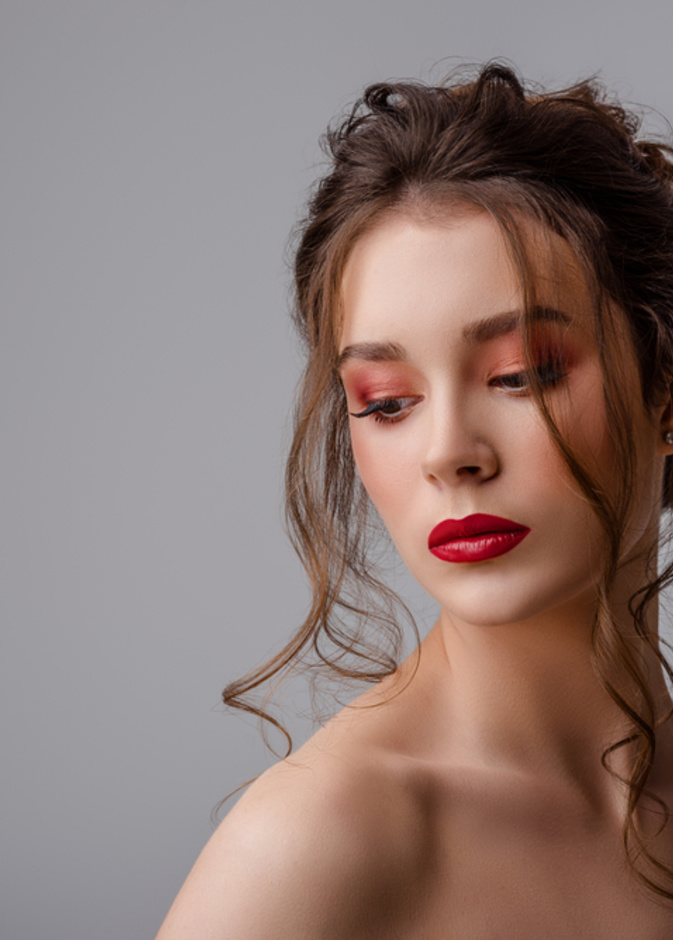 طريقة عمل مكياج جليتر أحمر لإطلالة جذابة في رأس السنة