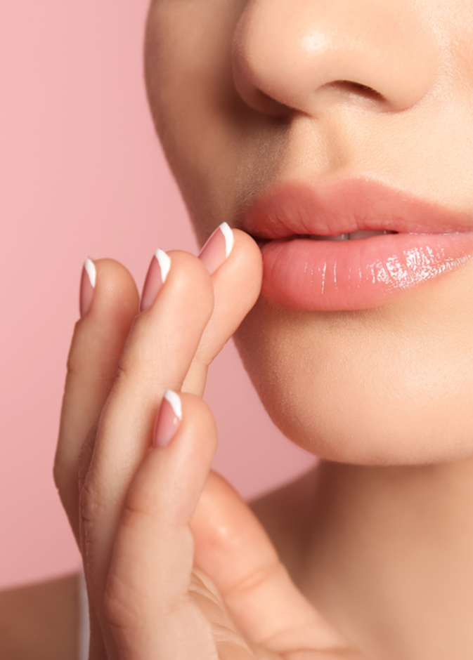 وصفات طبيعية لترطيب وتقشير الشفاه في فصل الشتاء