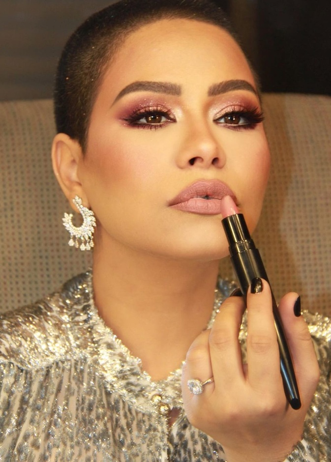 خطوات وضع مكياج جليتر على طريقة شيرين عبد الوهاب