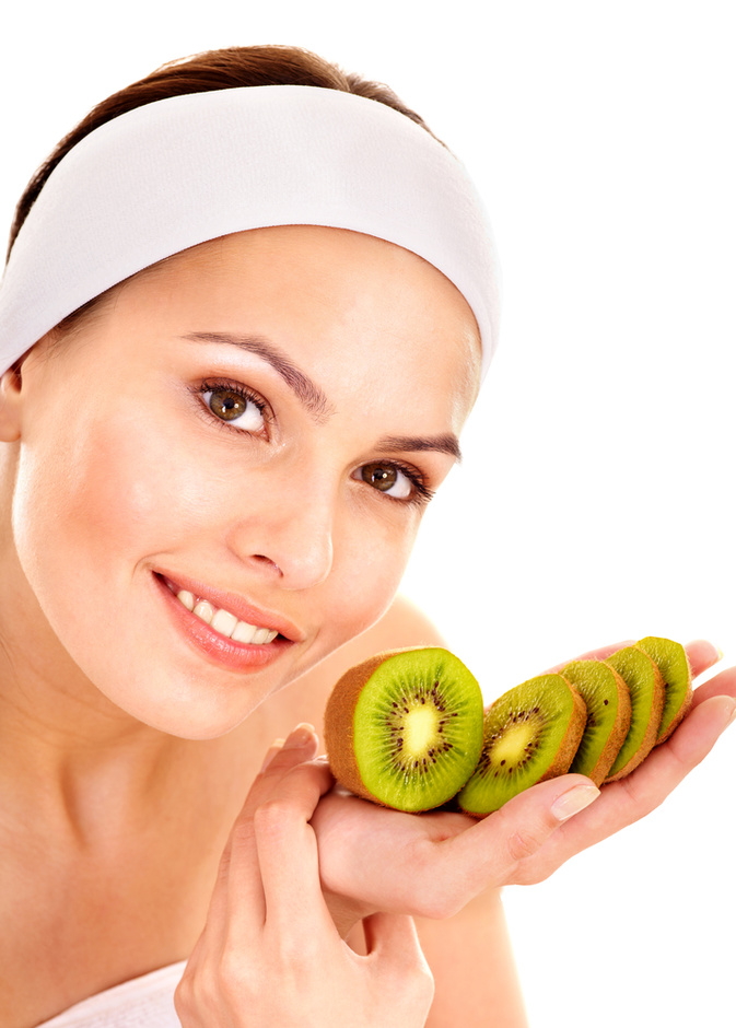 ماسكات طبيعية من الكيوي للحصول على بشرة متجددة ومشرقة