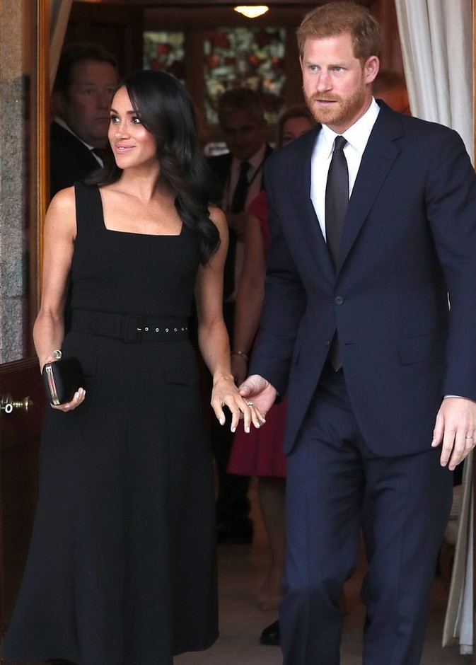 العائلة المالكة البريطانية قررت السماح للأمير هاري Prince Harry وزوجته ميغان ماركل Meghan Markle دوقة ساسيكس بالاحتفاظ بألقابهما الملكية خوفا منهما