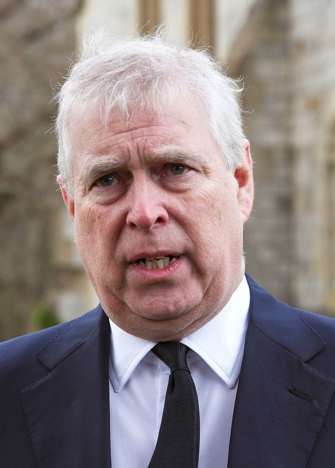 الأمير أندرو المحبط يقضي معظم وقته في المنزل أمام التلفاز