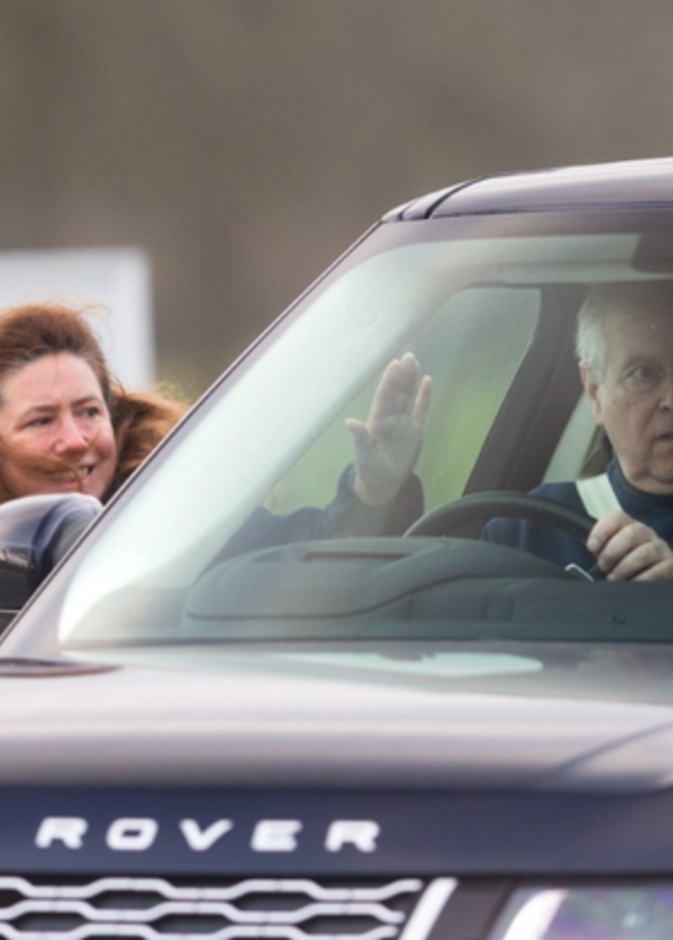 القبض على امرأة أثناء محاولتها مهاجمة الأمير أندرو في سيارته في وندسور