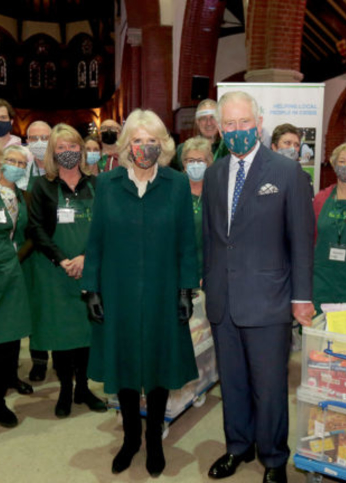 الأمير تشارلز وزوجته يثنيان على المتطوعين في بنوك الطعام