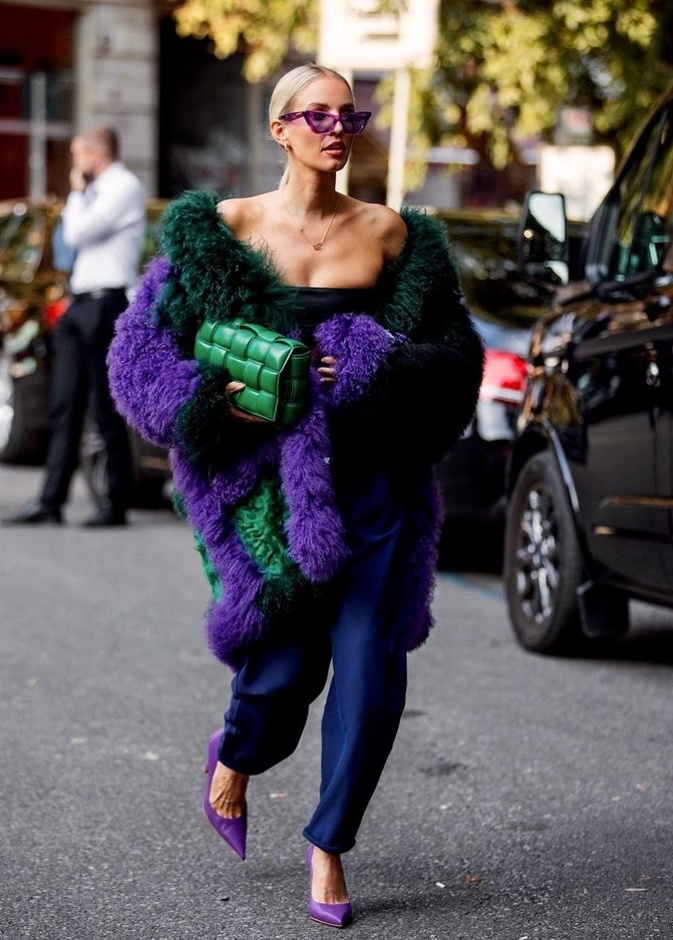 أفكار تنسيق المعطف الفرو- Leonie Hanne بمعطف فرو متعدد الألوان من Emporio Armani