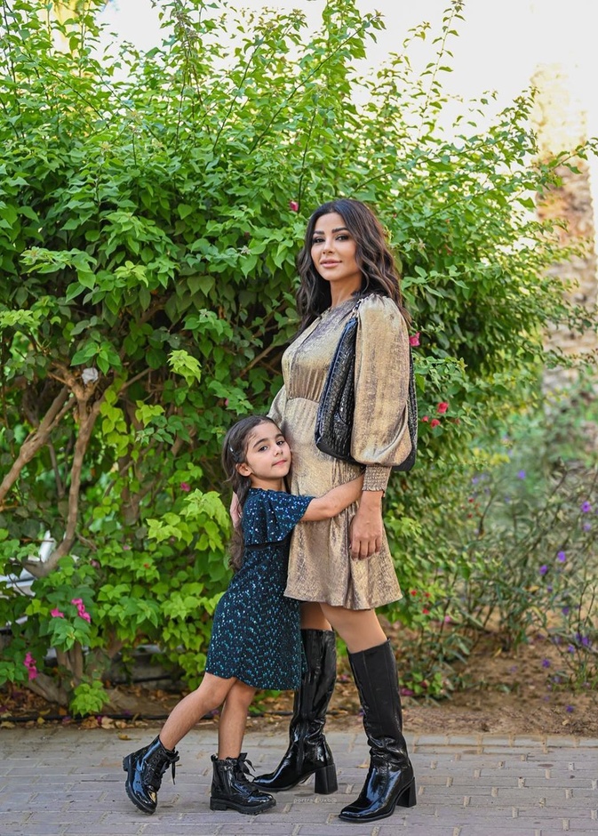 مهيرة عبد العزيز وابنتها يسما في لوك احتفالي 