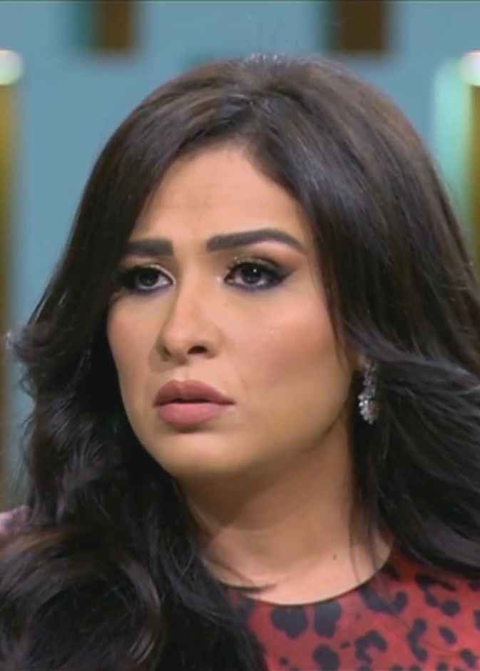 شقيق ياسمين عبد العزيز يثير لغطاً بعد تجاهلها لدوره بأزمتها الصحية في حلقتها مع منى الشاذلي