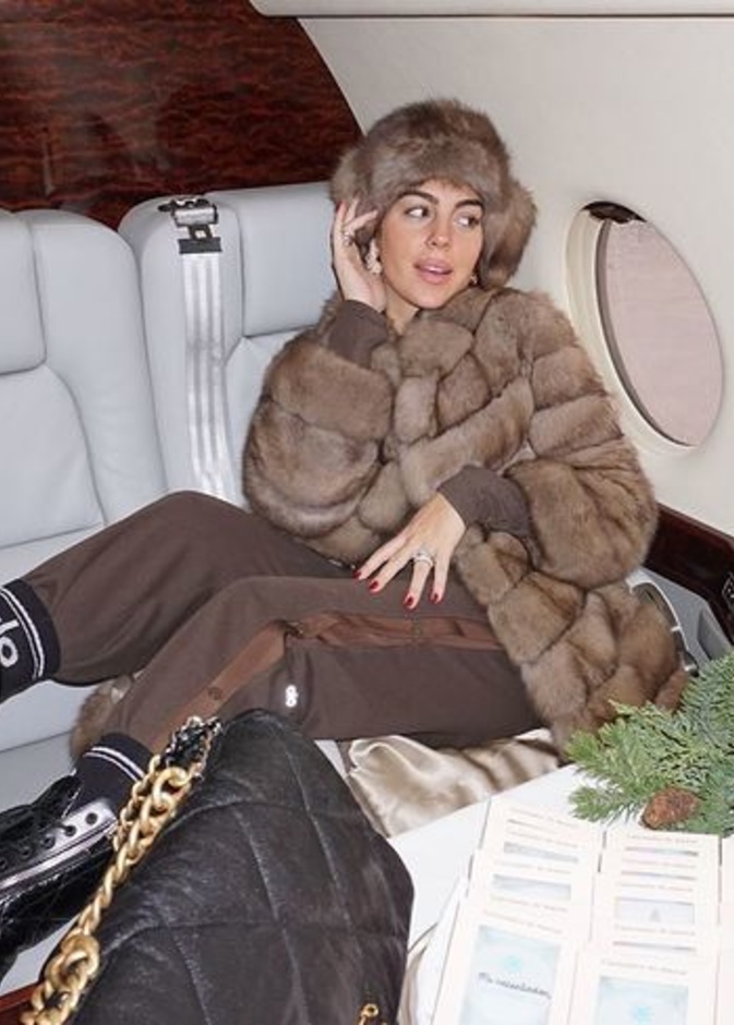 من إطلالات جورجينا رودريغيز المميّزة لها في الطائرة أثناء توجهها إلى الثلج