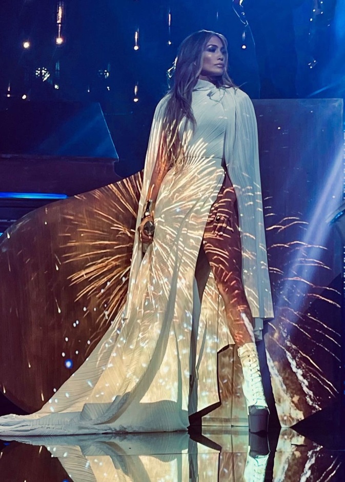 إطلالة جنيفر لوبيز خارجة عن المألوف بموضة اللون الأبيض