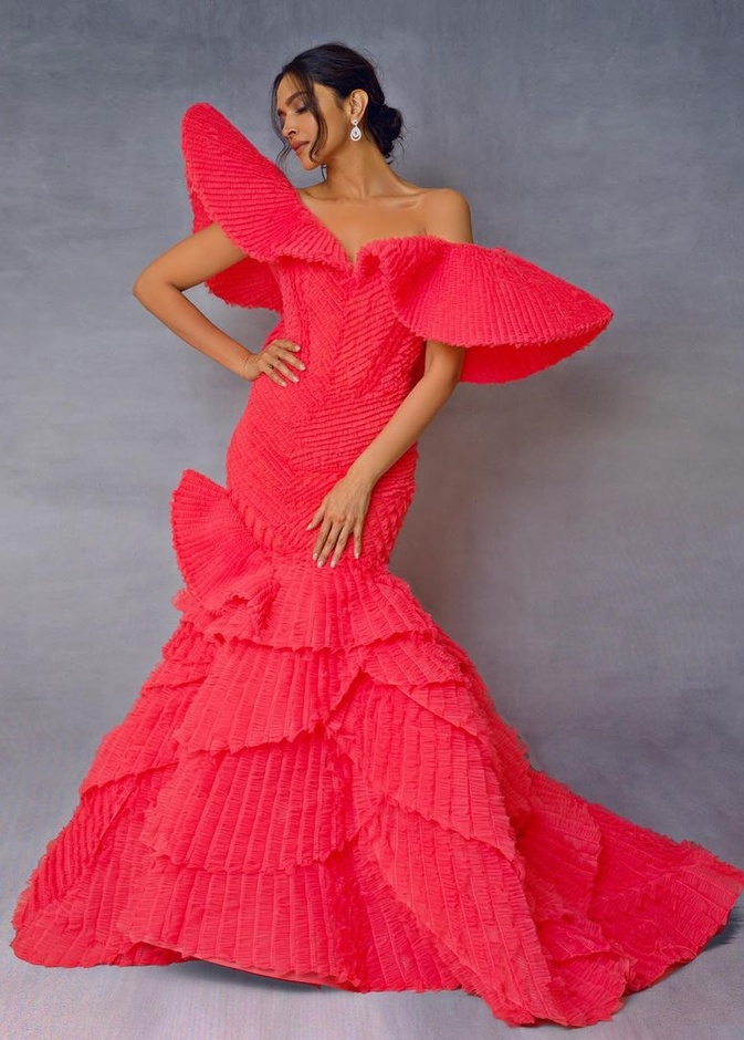 ديبيكا بادكون تخطّت المألوف بإطلالتها في مهرجان البحر الأحمر السينمائي