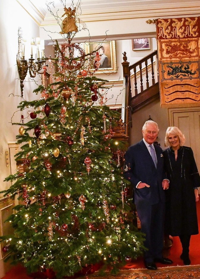 الأمير تشارلز وكاميلا باركر يحتفلان بمناسبات نهاية العام