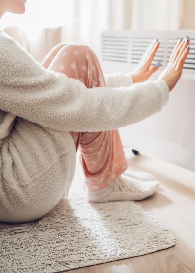 5 مشاكل صحية وراء برودة الأقدام الدائمة في الشتاء