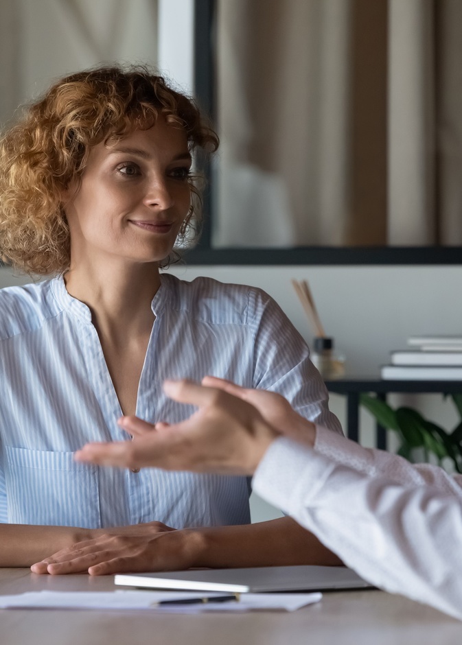 7 امور عليكِ اخذها في الاعتبار عند الحديث مع الآخرين